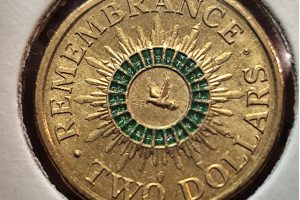 2014 Coloured 2 Dollar Coin Remembrance Green Dove vf-ef